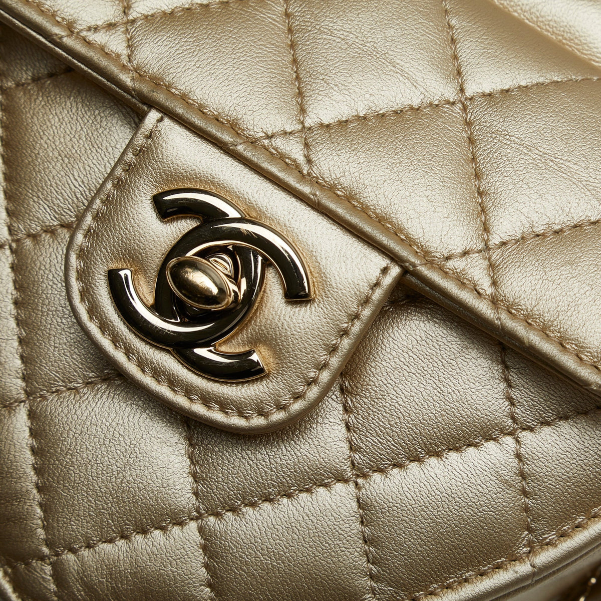 Crossbody Mini Gold Authenticated Heart Leather Chanel Unisex in Crossbody Bag CC Pre-Owned Love (Good) Lambskin